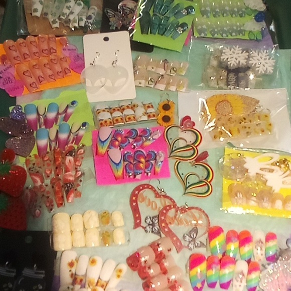 Matching nails and earrings 30 today one of a kind set - Picture 1 of 3